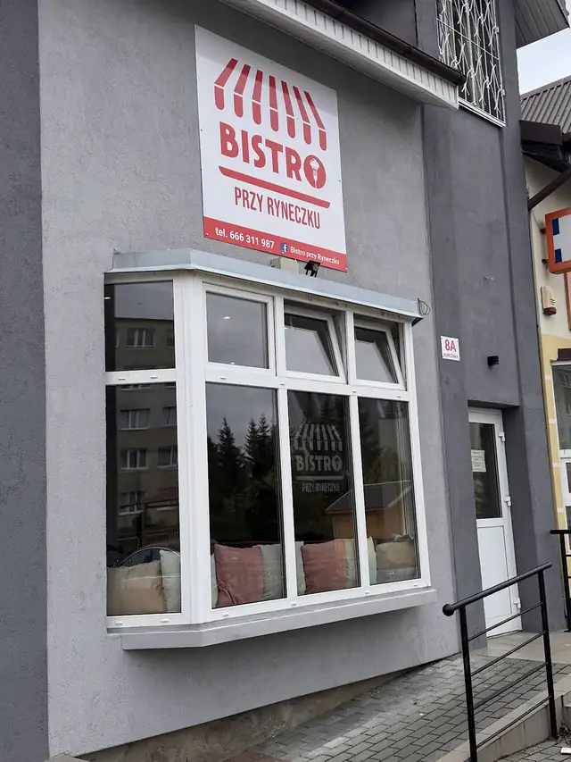 Wejście pod czerwoną markizą